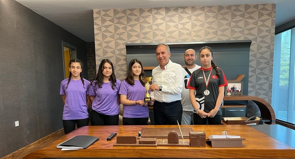 KUPALARINI, MİLLETVEKİLİ CEYLAN’A TAKDİM ETTİLER